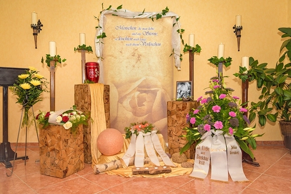 Bestattungshaus oder Krematorium mit rotem Ziegeldach, markantem Schornstein und gepflegtem Vorplatz. Fotografie von Michael Schalansky.