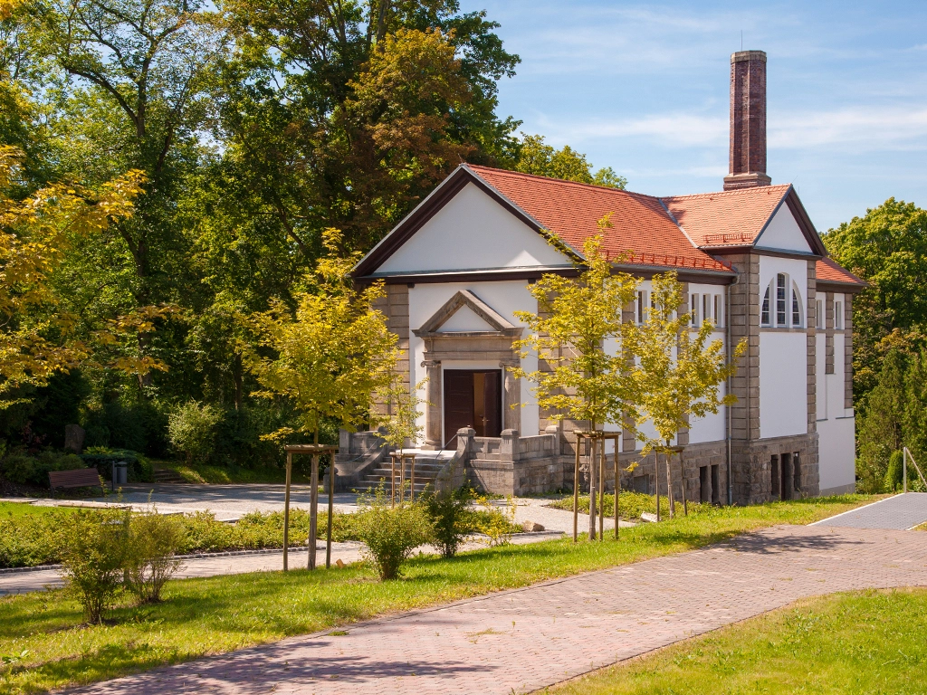 Bestattungshaus, fotografiert von Michael Schalansky, für einfühlsame Bestattungsdienstleistungen.