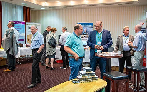 Business-Networking bei einer Firmenveranstaltung im Dorint Hotel Weimar.