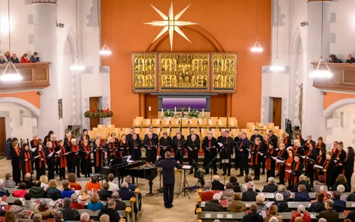 Erfurter Lehrerchor bei einem Konzert in einer Kirche – Chorauftritt mit Publikum und Dirigent.