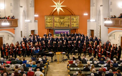 Erfurter Männerchor bei einem Kirchenkonzert in Erfurt – Chorauftritt mit Dirigent vor großem Publikum in einer modernen Kirche.