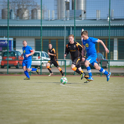 Zwei Fußballspieler im Zweikampf um den Ball auf einem Sportplatz in Erfurt – dynamische Sportevent-Fotografie.