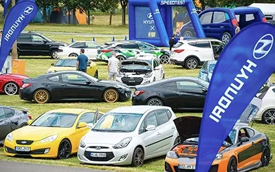Hyundai Treffen: Showfield mit getunten Fahrzeugen, Besuchern und Hyundai-Flags