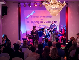 Live-Band auf Bühne beim 15-jährigen Jubiläum von Musikwerk Fränzel vor Publikum – stimmungsvolle Konzertaufnahme in Erfurt.