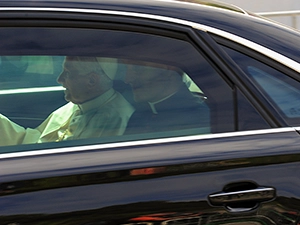 Papst Benedikt XVI. sitzt im Fond eines schwarzen Fahrzeugs während des Papstbesuchs 2011 in Erfurt.