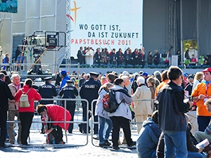 Große Menschenmenge vor der Bühne mit Banner 'Wo Gott ist, da ist Zukunft' beim Papstbesuch 2011 in Erfurt.