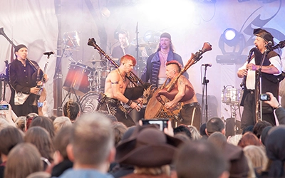 Saltatio Mortis live auf der Bühne beim MPS Bückeburg – energiegeladene Konzertszene mit Publikum im Vordergrund.