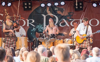 Saor Patrol live auf der Bühne beim MPS Bückeburg mit Dudelsack, Schlagzeug und Gitarre vor Publikum.