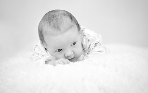 Kleinkindaufnahme auf Decke in schwarz/weiß