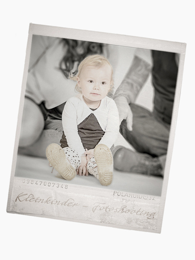 Familiefotografie, Polaroid Kleinkinder-Fotoshooting- Kind sitz vor Eltern