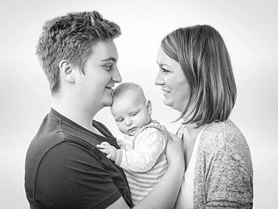 Studio Familienporträt – Eltern halten ihr Baby im Arm – klassische Familienfotografie Erfurt