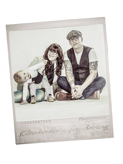 Polaroid-Familienfoto mit Eltern und Kleinkind beim Fotoshooting in Erfurt.