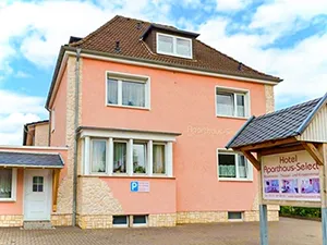 Außenansicht des Aparthaus Select in Hannover – professionelle Hotelfotografie von Michael Schalansky.