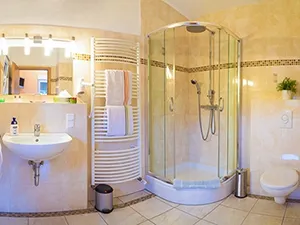 Modernes Badezimmer mit Dusche im Aparthaus Select Hannover – professionelle Hotelfotografie.