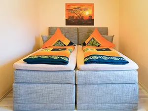 Modern eingerichtetes Doppelzimmer im Aparthaus Select Hannover mit Boxspringbett und warmem Licht – professionelle Hotelfotografie.