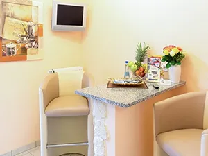 Sitzbereich mit Tisch, Obst und Getränken im Aparthaus Select Hannover – professionelle Interieurfotografie.