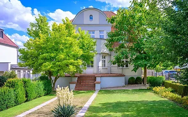 Architekturfotografie in Erfurt und Thüringen: Altbau/Villa mit Garten und Treppenaufgang – Immobilienfotografie von Michael Schalansky.