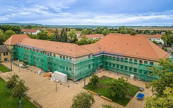 Drohnenfotografie in Erfurt und Thüringen: Luftaufnahme eines Gebäudekomplexes mit Gerüst und Sanierungsarbeiten – Baufortschritt professionell dokumentiert von Michael Schalansky.