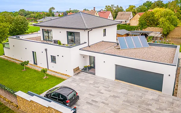 Drohnenfotografie in Erfurt und Thüringen: Luftaufnahme eines modernen Einfamilienhauses mit Flachdach, Garage und großer Terrasse – Immobilienfotografie von Michael Schalansky.