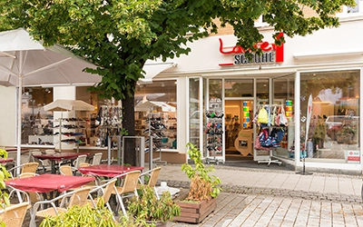 Außenansicht eines Schuhgeschäfts in Erfurt mit Schaufenster und Sitzbereich – professionelle Firmenfotografie.