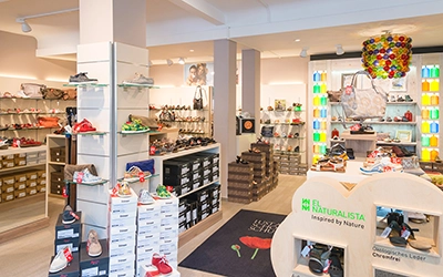 Einladende Perspektive auf Auslage und Regale eines Schuhladens.