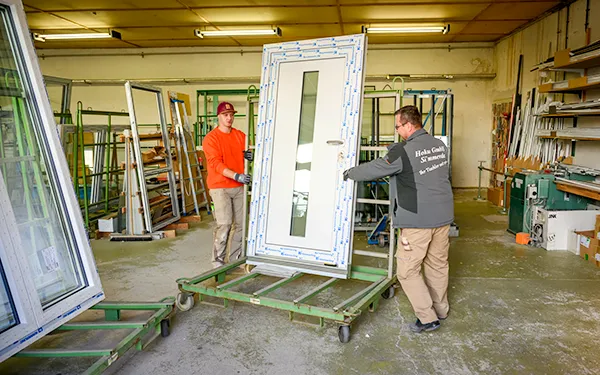 Montage eines Bauelements in einer Produktionshalle – Firmenfotografie Thüringen von Michael Schalansky.