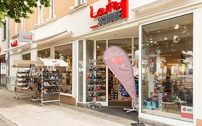 Außenansicht und Verkaufsfläche eines Schuhladens in Erfurt – professionelle Businessfotografie.