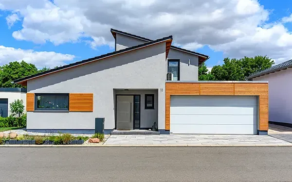 Immobilienfotografie in Erfurt und Thüringen: Frontansicht eines modernen Einfamilienhauses mit Garage und klarer Fassadengestaltung – fotografiert von Michael Schalansky.