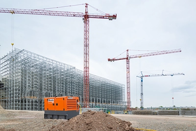 Industriefotografie: Großbaustelle mit Kränen, Gerüstkonstruktion und Boels Aggregat – Baustellenreportage von Michael Schalansky.