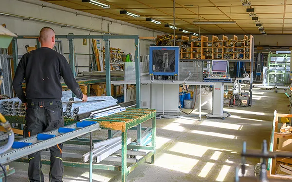 Mitarbeiter in Produktionshalle bei der Fertigung von Bauelementen – Industriefotografie in Thüringen von Michael Schalansky.