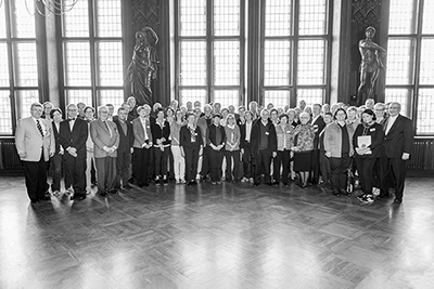 Gruppenfoto zum 25-jährigen Jubiläum des Lions Club Erfurt im Rathaus – Eventfotografie Thüringen.