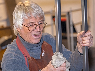 Mitarbeiterporträt eines Metallhandwerkers in Werkstattumgebung in Erfurt – authentische Firmenfotografie.