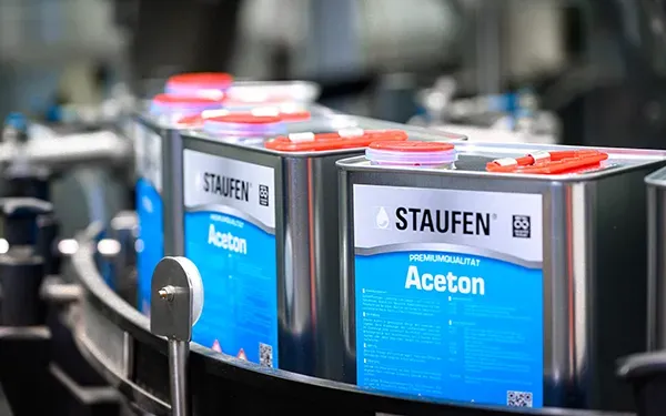 STAUFEN Aceton Kanister in Produktionsumgebung – professionelle Produkt- und Industriefotografie von Michael Schalansky.