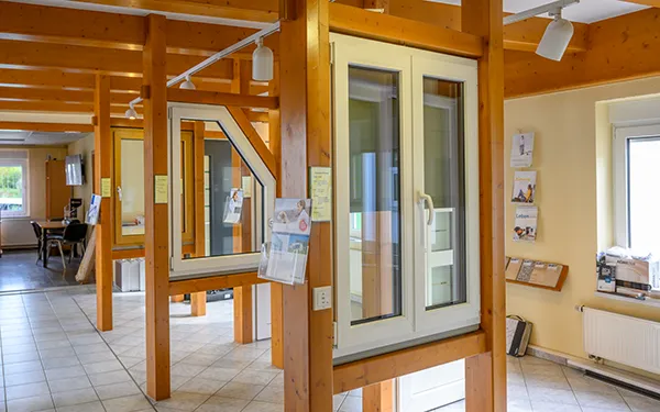 Ausstellungsbereich eines Fenster- und Türenherstellers in Thüringen – Firmenfotografie von Michael Schalansky.
