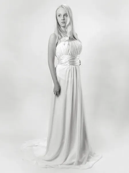 Schwarz-Weiß-Studio-Porträt einer Braut im langen Hochzeitskleid – klassisches Brautporträt von Michael Schalansky in Erfurt und Thüringen.