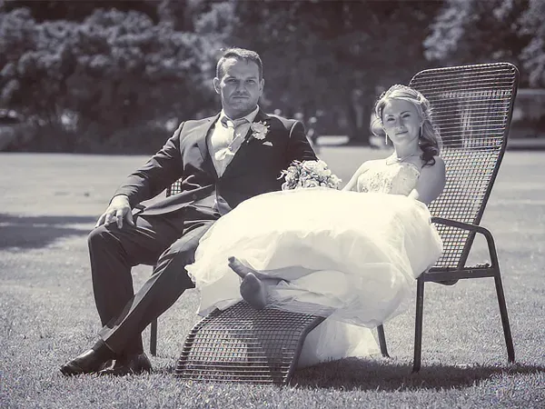 Schwarz-Weiß-Hochzeitsfoto in Erfurt und Thüringen: Brautpaar entspannt auf Liegestühlen auf einer Wiese, lässiger Reportage-Moment – fotografiert von Michael Schalansky.