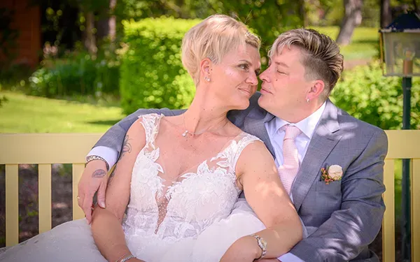 Hochzeitsfotografie in Erfurt und Thüringen: Brautpaar sitzt eng auf einer Gartenbank, kurz vor dem Kuss – emotionaler Moment von Michael Schalansky.