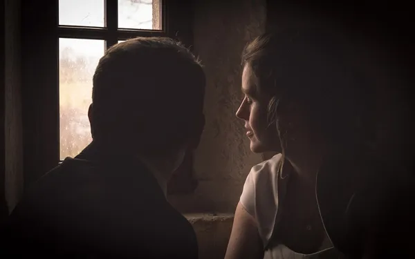 Hochzeitsreportage in Erfurt und Thüringen: Brautpaar sitzt am Fenster, ruhiger Moment im warmen Licht – fotografiert von Michael Schalansky.