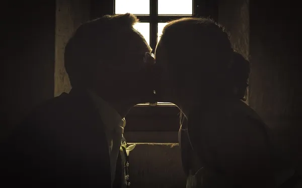 Künstlerische Hochzeitsfotografie in Erfurt und Thüringen: Brautpaar küsst sich als Silhouette vor einem hellen Fenster – Schattenbild von Michael Schalansky.