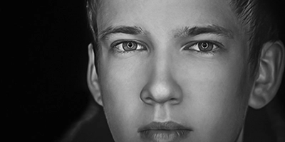 Ringlichtaufnahme in Schwarz/Weiß von einem Jungen Mann by Fotograf Michael Schalansky