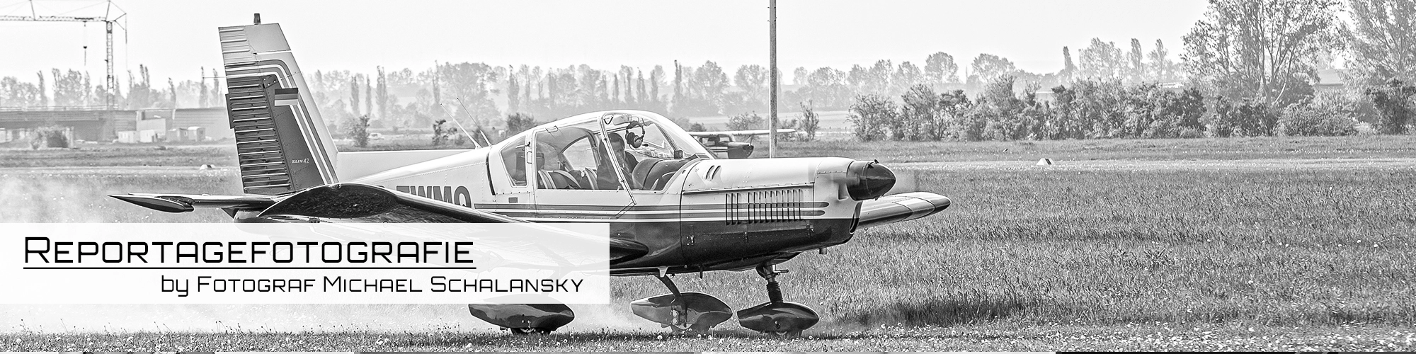 Landschaftsaufnahme Flugzeug am starten in S/W gehalten by Fotograf Michael Schalansky