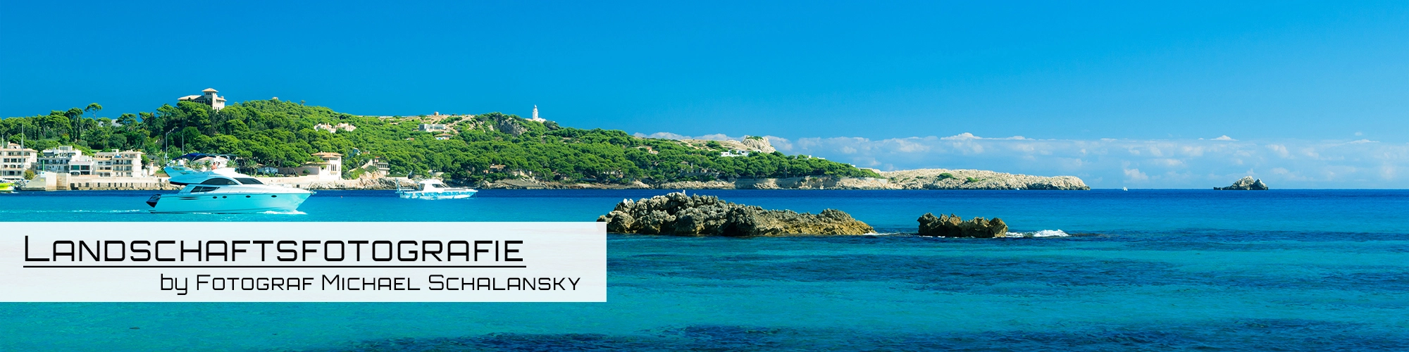 Panoramaaufnahme der Mittelmeerküste mit türkisblauem Wasser, einem Boot und einer grünen Insel, fotografiert von Michael Schalansky.