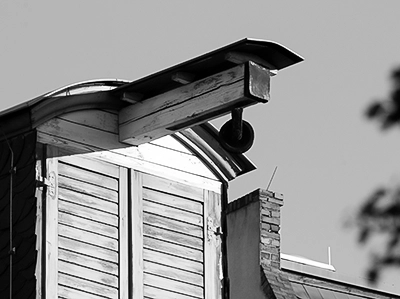 Historischer Flaschenzug an einem Haus in der Erfurter Altstadt, Schwarz-Weiß-Aufnahme von Fotograf Michael Schalansky.