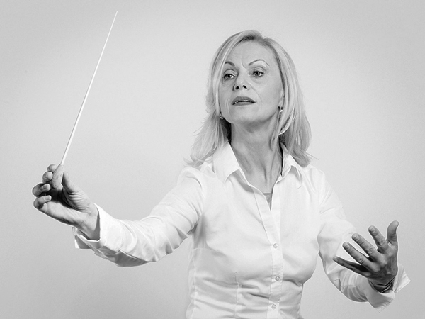 S/W- 3/4- Porträt einer Dirigentin mit meinem mobilen Studio aufgenommen in der Musikschule