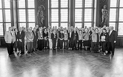 Gruppenfoto des Lions Club Erfurt im historischen Rathaus – Jubiläumsveranstaltung in Schwarz-Weiß.
