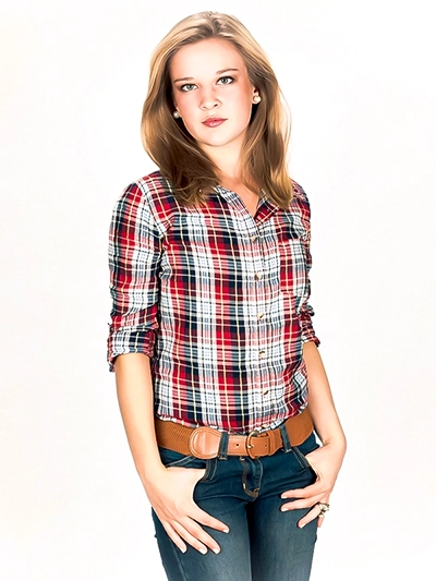 Ein ausdrucksstarkes Porträt einer selbstbewussten jungen Frau mit hellem Haar, die direkt in die Kamera blickt und eine freundliche Ausstrahlung hat. Aufgenommen von Michael Schalansky.