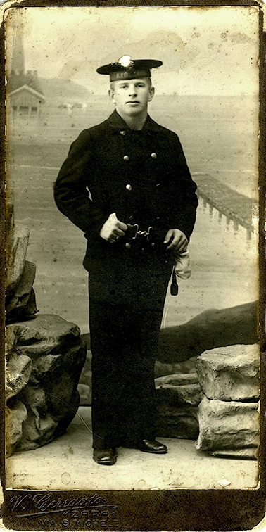 Reproduktion eines historischen Studiofotos eines jungen Seemanns in Uniform – antikes Porträt.