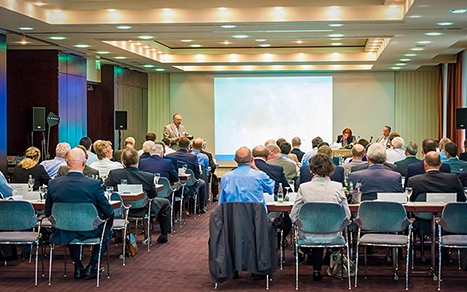 Tagung im Konferenzsaal des Dorint Hotels in Weimar – Eventfotografie mit Vortrag und Publikum.