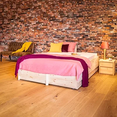 Design Holzbett – Gemütlich & Modern für Ihr Zuhause Schaffen Sie eine Wohlfühloase in Ihrem Schlafzimmer mit unserem Design-Holzbett. Die ansprechende Präsentation zeigt, wie sich das Bett harmonisch in jede Einrichtung einfügt und Gemütlichkeit ausstrahlt.