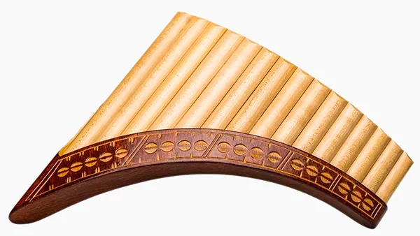 Meisterhafte Produktfotografie: Panflöte als Freisteller. Perfekte Darstellung für Ihren Onlineshop oder Musikkatalog. Edle Holz-Panflöte mit geschnitztem, dunklem Zierstreifen auf weißem Freisteller-Hintergrund. Detailreiche Produktfotografie für Instrumente.